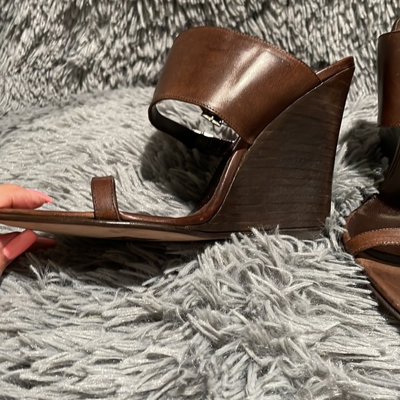 Nancy Geist Veto Cuoio gorgeous brown buckle wedge sandals. - Picture 3 of 7